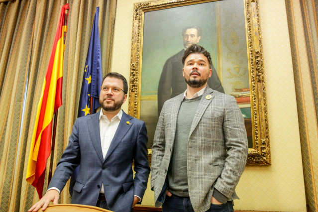 Gabriel Rufián, portavoz de ERC en el Congreso, acompañado por el vicepresidente del Gobierno catalán, Pere Aragonès