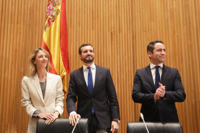 Cayetana Álvarez de Toledo, Pablo Casado y Teodoro García Egea, en la reunión con los diputados y senadores electos