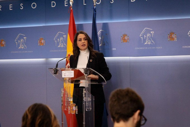 La portavoz de Ciudadanos en el Congreso, Inés Arrimadas, en rueda de prensa en la Cámara Baja.