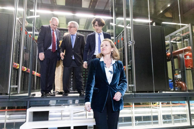 El secretario de universidades de la Generalitat, Francesc Xavier Grau; el director del Barcelona Supercomputing Center, Mateo Valero; el director social Josep Maria Martorell y la ministra de Economía en funciones, Nadia Calviño, en Barcelona