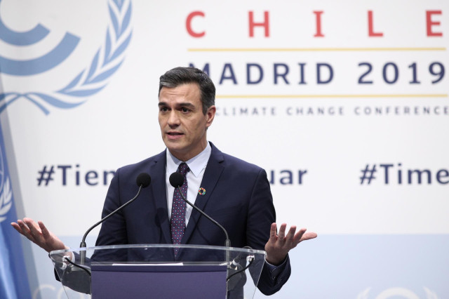 El presidente del Gobierno en funciones, Pedro Sánchez ofrece una rueda de prensa durante la primera jornada de la Conferencia de Naciones Unidas sobre el Cambio Climático (COP25), en Madrid (España), a 2 de diciembre de 2019.
