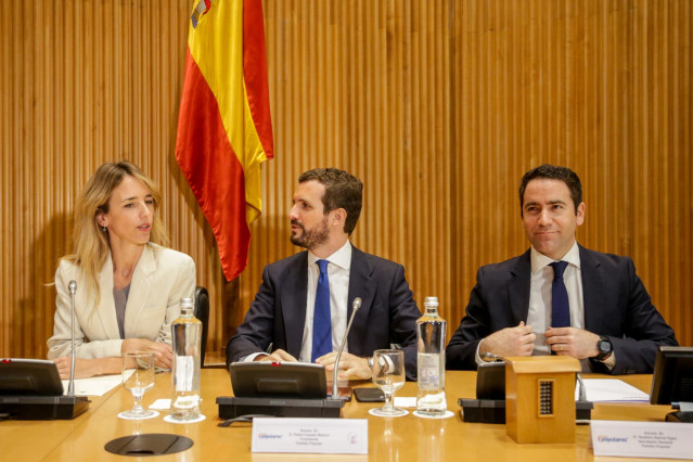 (I-D) La portavoz del Partido Popular en el Congreso, Cayetana Álvarez de Toledo; el presidente del Partido Popular, Pablo Casado y el secretario general del Partido Popular, Teodoro García Egea durante la reunión de los diputados y senadores electos en e