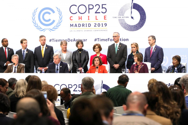 La presidenta de la Cámara de Representantes de los Estados Unidos, Nancy Pelosi (con traje naranja), durante su intervención en la Conferencia de Naciones Unidas sobre el Cambio Climático (COP25), en Madrid este lunes, 2 de diciembre de 2019