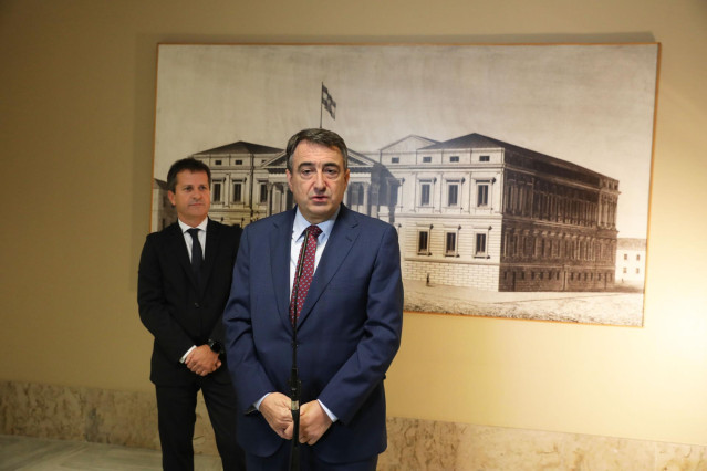 Los portavoces del PNV en el Senado y el Congreso, Jokin Bildarratz(i) y Aitor Esteban (d) ofrecen declaraciones en la Sala Constitucional del Congreso