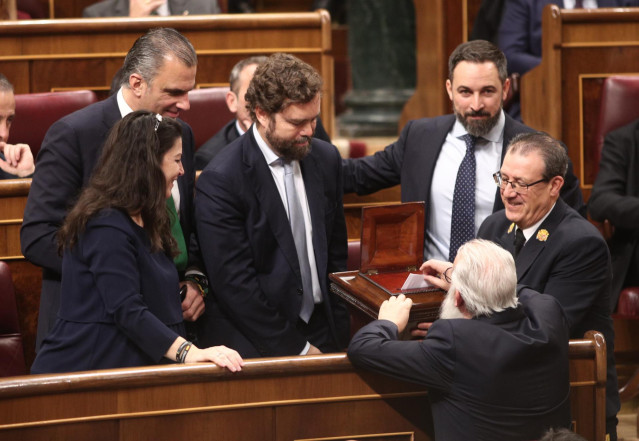 Los diputados de VOX en el Congreso; Macarena Olona (1i); Javier Ortega Smith (2i); Iván Espinosa de los Monteros (3i) y el presidente del partido, Santiago Abascal en el hemiciclo del Congreso