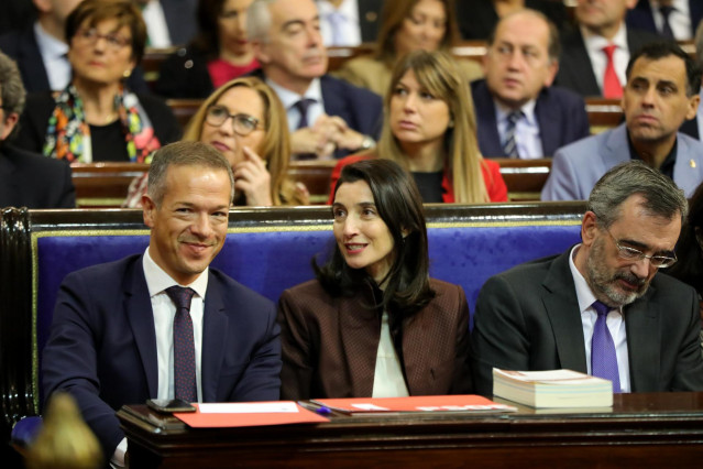 La nueva presidenta del Senado, Pilar Llop, entre el portavoz del PSOE en el Senado, Ander Gil (i), y su antecesor en el cago, Manuel Cruz.