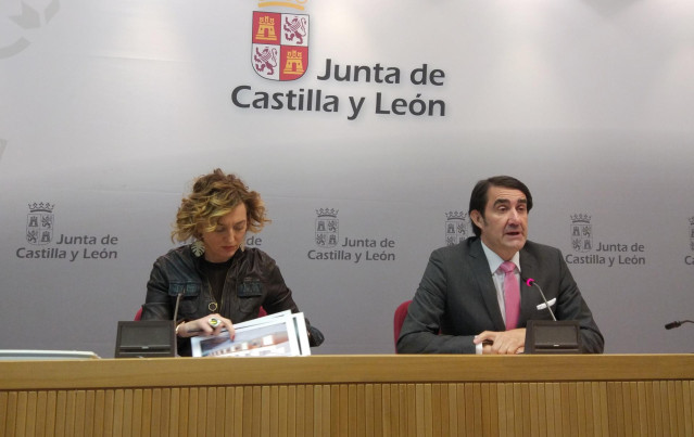 El consejero de Fomento y Medio Ambiente de Castilla y León, Juan Carlos Suárez-Quiñones, junto a la directora general de Vivienda, Arquitectura y Urbanismo, María Pardo.