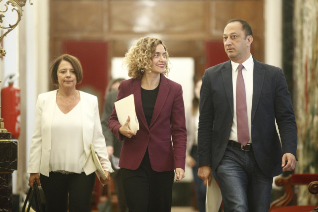 La diputada socialiusta Sofía Hernanz conMeritxell Batet y Alfonso Rodríguez de Celis