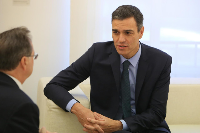 El presidente del Gobierno, Pedro Sánchez, recibe, en el palacio de la Moncloa, al presidente de Ceuta, Juan Jesús Vivas, hace un año