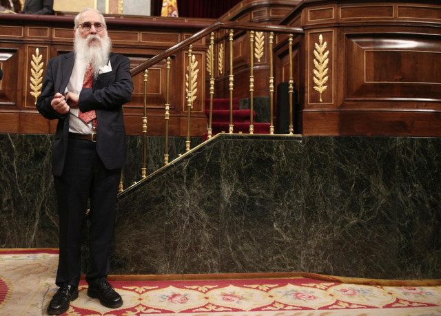 El diputado socialista y presidente de la Mesa de Edad del Congreso, Agustín Javier Zamarrón, durante la sesión de constitución de las Cortes para la XIV Legislatura en el Congreso de los Diputados
