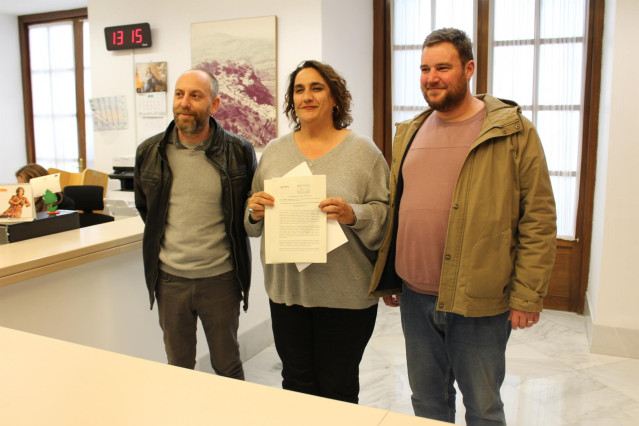 La p ortavoz adjunta del grupo parlamentario Adelante Andalucía, Ángela Aguilera, y el portavoz de la confluencia, Ernesto Alba, registran una proposición de Ley sobre el 4D