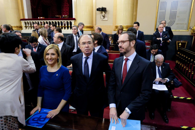 Javier Maroto (d), junto a Salomé Pradas y Pío García-Escudero, en el Pleno de constitución del Senado.