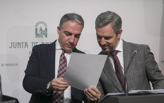 Rueda de prensa posterior a la reunión semanal del Consejo de Gobierno de la Junta de Andalucía. Comparecen el consejero de Presidencia, Elías Bendodo (i), y el consejero de Hacienda, Juan Bravo (d). En San Telmo, 03 de diciembre de 2019.