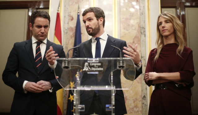 El presidente del PP, Pablo Casado, en rueda de prensa junto a la portavoz del Partido Popular en el Comgreso, Cayetana Álvarez de Toledo (dech) y el secretario general del PP, Teodoro García Egea (izq), tras finalizar la sesión de constitución de las Cor