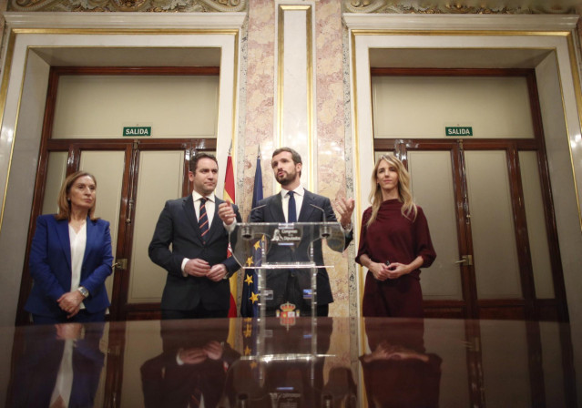 El presidente del PP, Pablo Casado, en rueda de prensa junto a la portavoz del Partido Popular en el Comgreso, Cayetana Álvarez de Toledo (1d); la nombrada vicepresidenta segudna de la Mesa del Congreso, Ana Pastor (1i) y el secretario general del PP, Teo