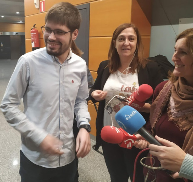 El secretario general de Podemos y coordinador de Elkarrekin Podemos, Lander Martínez, tras el preacuerdo presupuestario con el Gobierno Vasco