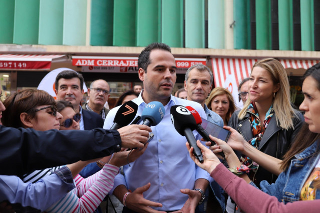 Ignacio Aguado atendiendo a los medios. Imagen de recurso