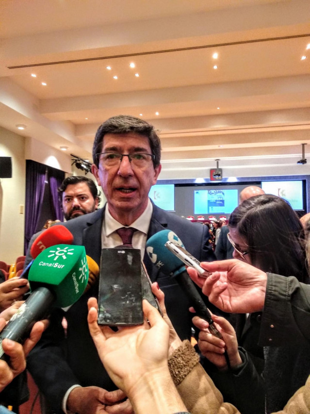 El vicepresidente de la Junta de la Andalucía y consejero de Turismo, Regeneración, Justicia y Administración Local, Juan Marín, atiende a los periodistas, en una imagen de archivo.