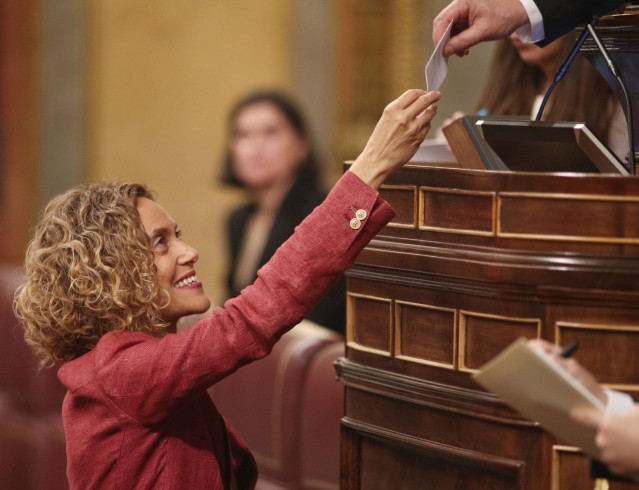 La presidenta del Congreso, Meritxell Batet, entrega su voto para la elección del presidente de la Mesa del Congreso, durante la sesión de constitución de las Cortes para la XIV Legislatura