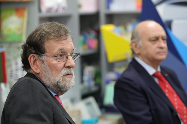 El expresidente del Gobierno Mariano Rajoy (i), y el exministro de Interior y miembro del PP, Jorge Fernández Díaz (d), durante la presentación del libro de Fernández Díaz 