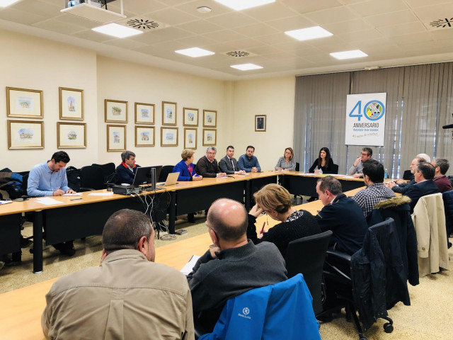 La directora general del Mar Menor, Miriam Pérez, preside la reunión que celebra la Comisión de Seguimiento del Mar Menor