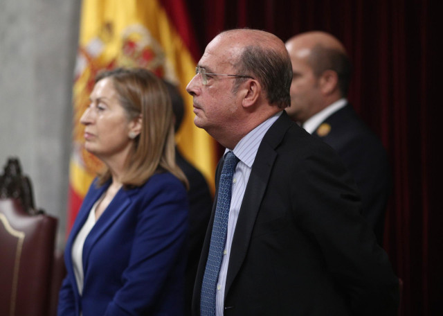 La vicepresidenta segunda del Congreso, Ana Pastor  (PP) y el vicepresidente cuarto del Congreso, Ignacio Gil Lázaro (VOX), durante la sesión de constitución de las Cortes para la XIV Legislatura