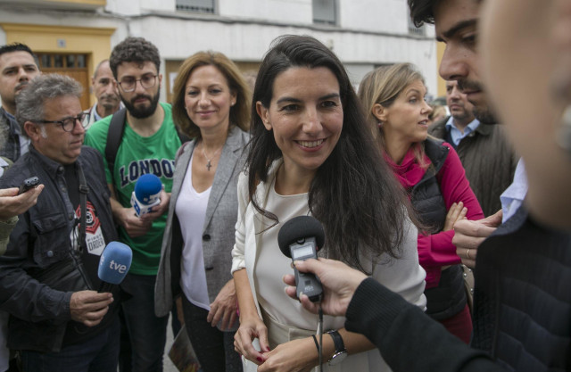 La presidenta de Vox Madrid, Rocío Monasterio (c) atiende a medios a las puertas del Centro Mena. En Sevilla, a 04 de noviembre de 2019.