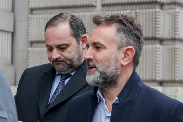El ministro de Fomento en funciones, José Ábalos (i), en las inmediaciones del Congreso de los Diputados, minutos antes de la segunda reunión de PSOE y ERC para la formación de Gobierno, en Madrid (España), a 3 de diciembre de 2019.