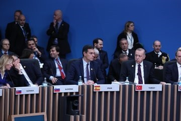 El presidente del Gobierno en funciones, Pedro Sánchez, en la reunión de la OTAN en Londres. Junto al presidente de Turquía, Recep Tayyip Erdoğan