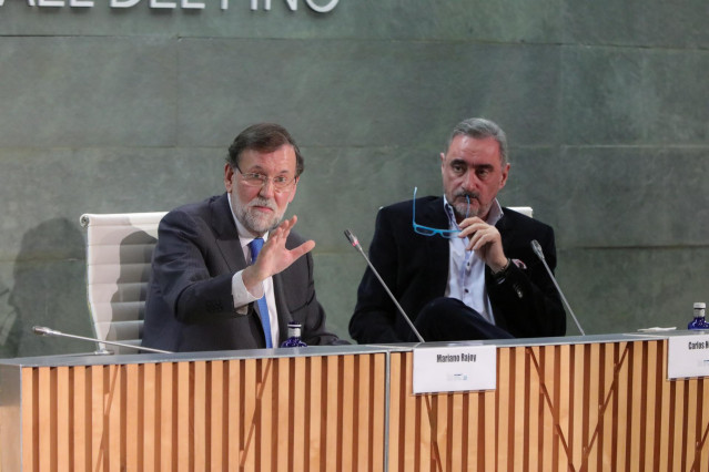 (I-D) El periodista de la COPE Carlos Herrera, y el expresidente del Gobierno Mariano Rajoy, durante la presentación del libro de Rajoy, 