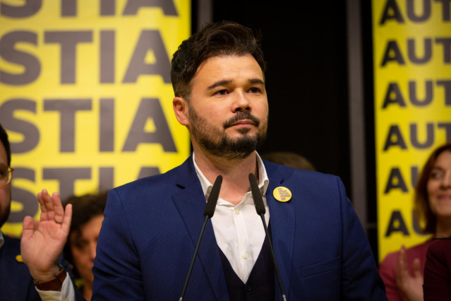 El diputado al Congreso de los Diputados por ERC, Gabriel Rufian durante su intervención y con demás miembros de Esquerra Republicana, en la noche electoral del 10N en el Pabellón de la Estació del Nord de Barcelona (Catalunya, España), donde el partido s