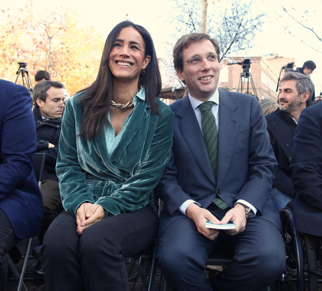 La vicealcaldesa y el alcalde de Madrid, Begoña Villacís y José Luis Martínez-Almeida, intervienen en un acto de homenaje del Ayuntamiento de Madrid a la Constitución Española en la Plaza de Chamberí, en Madrid (España), a 5 de diciembre de 2019.