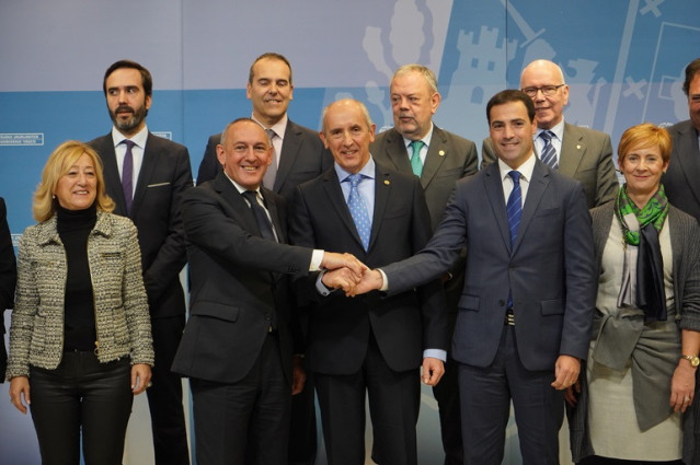 Representantes del Gobierno Vasco y las diputaciones forales de Álava y Bizkaia con motivo de las dos comisiones mixtas de transferencias para el traspaso de la autopista AP-68 a ambos territorios históricos