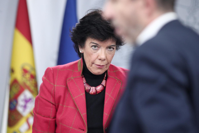 La ministra Portavoz, y de Educación y Formación Profesional en funciones, Isabel Celaá, termina su comparecencia ante los medios de comunicación, tras la reunión del Consejo de Ministros en Moncloa celebrado dos días después de la constitución de la XIV