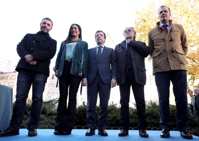 El concejal de Más Madrid Nacho Murgui; la vicealcaldesa, Begoña Villacís; el alcalde, José Luis Martínez Almeida; el portavoz del PSOE, Pepu Hernández  y el secretario general de Vox, Javier Ortega Smith durante homenaje a la Constitución