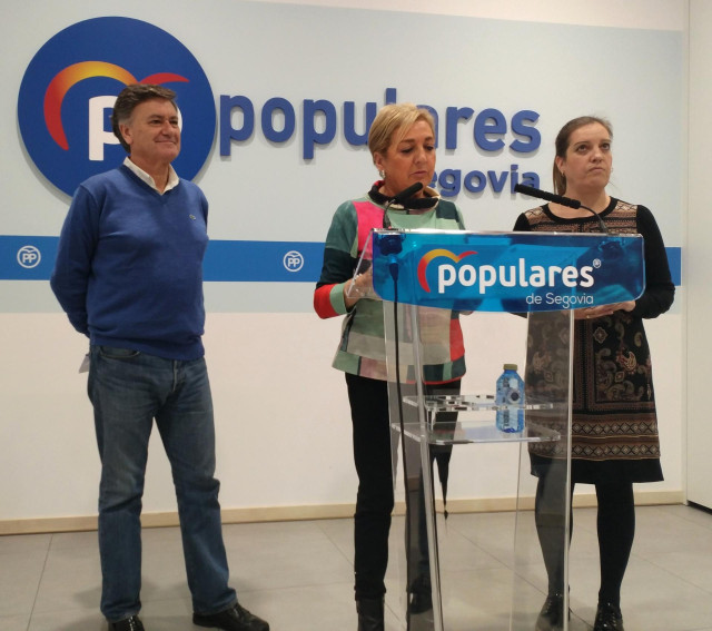 De izquierda a derecha, el secretario autonómico del PPCyL y vicepresidente primero de las Cortes, Francisco Vázquez, la presidenta provincial del PP en Segovia, Paloma Sanz y por la procuradora y alcaldesa de Carbonero el Mayor, Ángeles García.