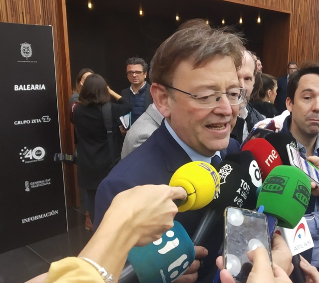 Ximo Puig atiende a los medios en imagen de archivo