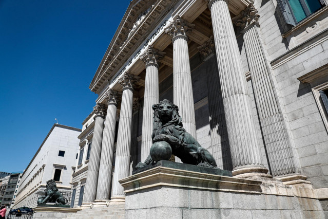 Fachada del Congreso de los Diputados de Madrid con sus emblemáticos leones.