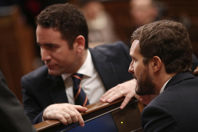 El presidente del PP, Pablo Casado (dech) y el secretario general del Partido Popular, Teodoro García Egea (izq), hablan durante la sesión de constitución de las Cortes para la XIV Legislatura en el Congreso de los Diputados, Madrid (España), a 3 de dicie