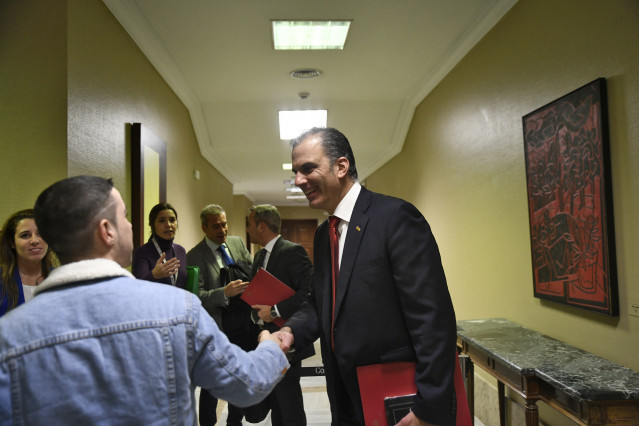 El portavoz de Vox en el Ayuntamiento de Madrid, Javier Ortega Smith, saludo a uno de los visitantes de la jornada de puertas abiertas en el Congreso de los Diputados, en Madrid (España), a 29 de noviembre de 2019.