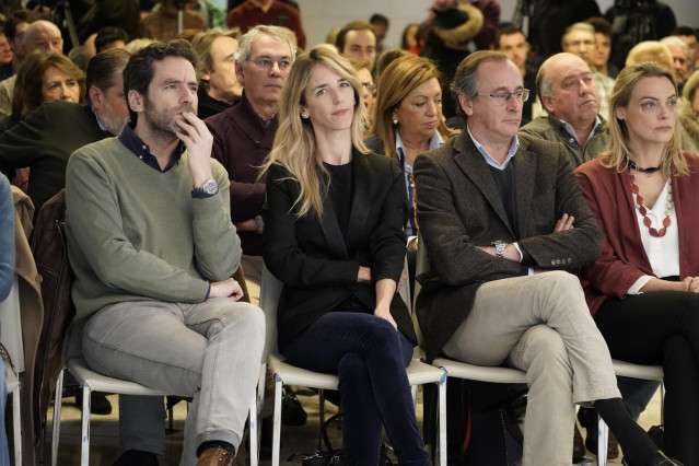 La portavoz del PP en el Congreso, Cayetana Álvarez de Toledo, y el presidente del PP vasco, Alfonso Alonso, y la secretaria general del PP vasco, Amaya Fernández, el acto de conmemoración del 41 aniversario de la Constitución, en Bilbao