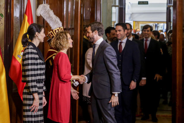 La presidenta del Congreso, Meritxell Batet, y el presidente del PP, Pablo Casado, se saludan en el acto de Conmemoración del Día de la Constitución en el Congreso de los Diputados, en Madrid (España) a 6 de diciembre de 2019.