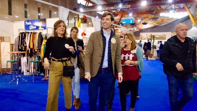 El vicesecretario de Comunicación del PP y diputado nacional por Málaga, Pablo Montesinos, visita el rastrillo Nuevo Futuro.