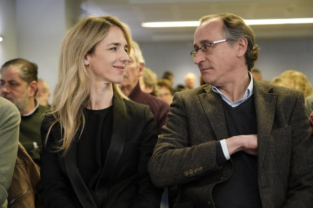 La portavoz del PP en el Congreso, Cayetana Álvarez de Toledo, y el presidente del PP vasco, Alfonso Alonso, durante el acto de conmemoración del PP vasco del aniversario de la Constitución en Bilbao