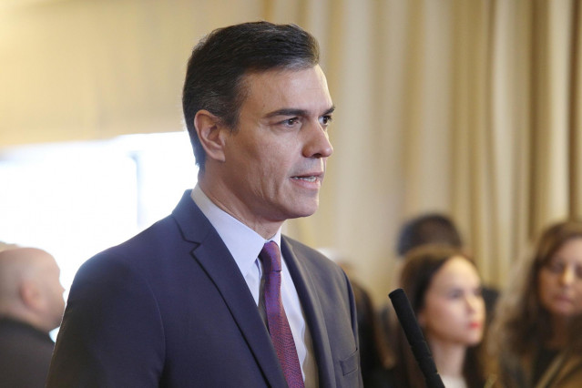 El presidente del Gobierno en funciones, Pedro Sánchez, habla a los medios de comunicación en el acto del Día de la Constitución en el Congreso de los Diputados