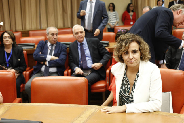 La eurodiputada del PP, Dolors Montserrat (d) en el Congreso de los Diputados tras acatar la Constitución.