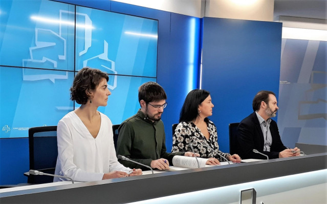 El portavoz de Elkarrekin Podemos, junto a otros integrantes del grupo,  presentan el acuerdo de Presupuestos para 2020