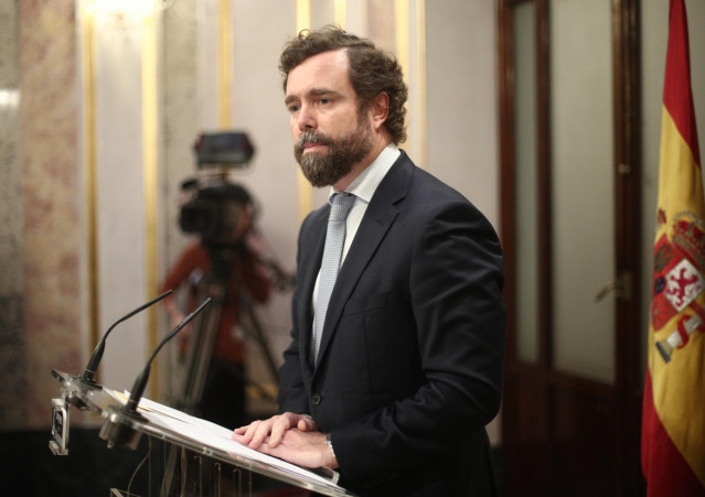 El portavoz de VOX en el Congreso, Iván Espinosa de los Monteros, en rueda de prensa tras finalizar la sesión de constitución de las Cortes para la XIV Legislatura en el Congreso de los Diputados, Madrid (España), a 3 de diciembre de 2019.