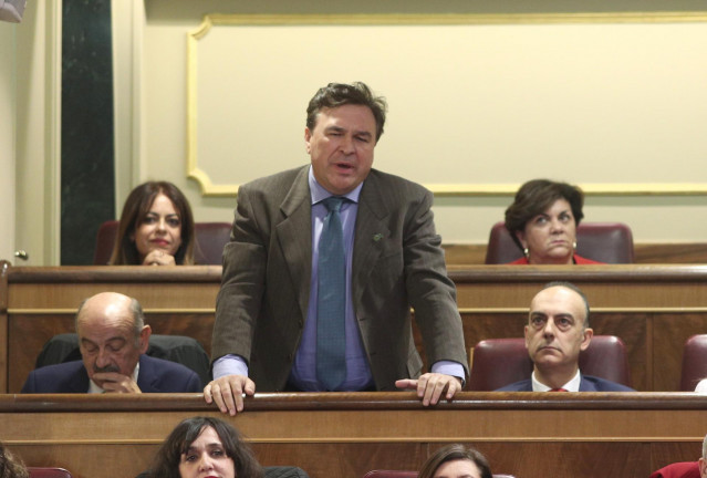 El diputado de Teruel Existe, Tomás Guitarte, jura acatar la Constitución durante la sesión de constitución de las Cortes para la XIV Legislatura en el Congreso de los Diputados, Madrid (España), a 3 de diciembre de 2019.