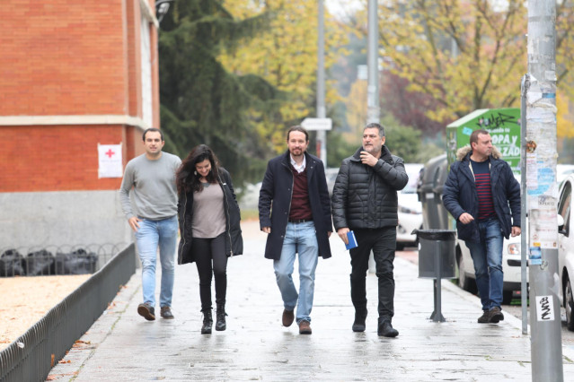El secretario general Podemos, Pablo Iglesias, llega a un acto en noviembre de 2019 acompañado por su entonces jefe de Gabinete, Pablo Gentili (a su lado)